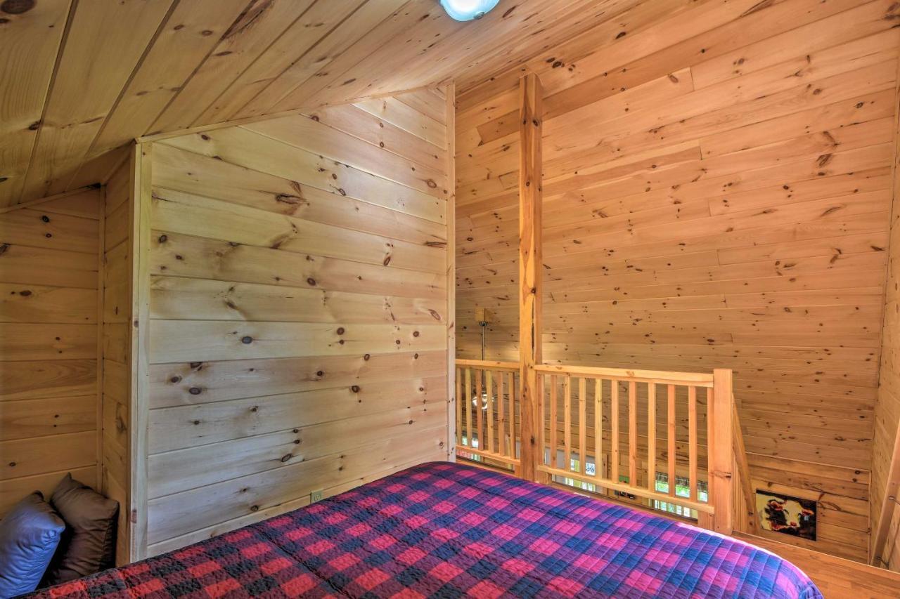 Murphy Cabin With Spacious Deck And Forest Views! Экстерьер фото